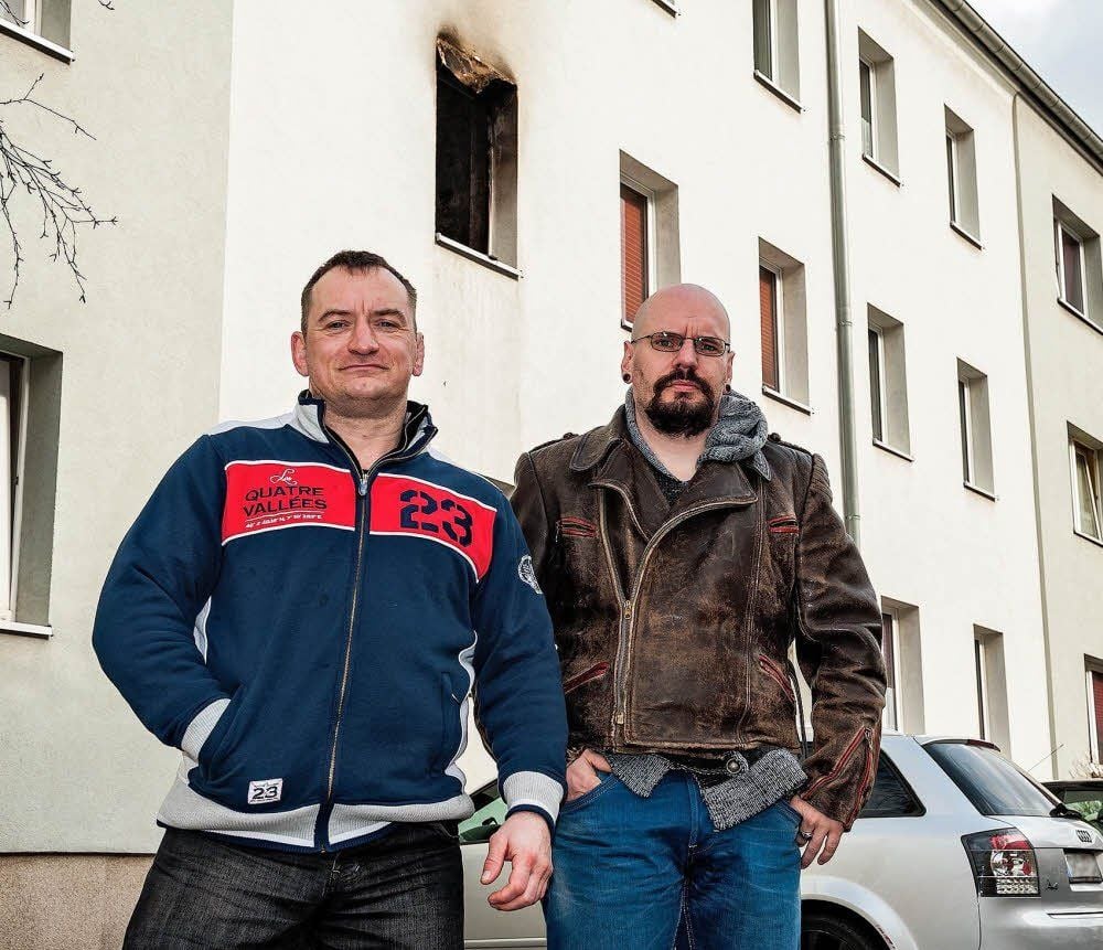 Thomas Friedrich (l.) und Michael Herbst trugen die Kinder durch das verqualmte Treppenhaus.