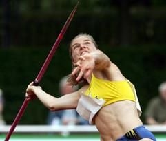 Karin Ertl beim Speerwurf am Sonntag (27.06.2004) während des Siebenkampfes der Frauen in Ratingen. (Foto: dpa)