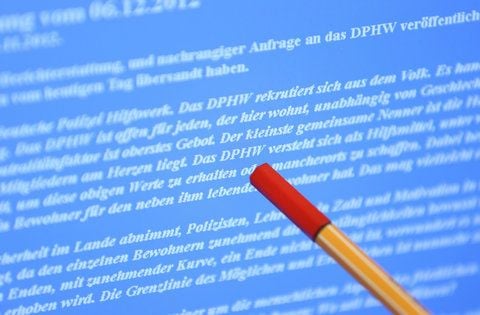 Blick auf eine auf einer Website veröffentlichten Pressemitteilung des «Deutschen Polizei Hilfswerk» (DPHW). In einem Örtchen in Sachsen taucht eine Gruppe in selbst gemachten Polizeiuniformen auf und nimmt einen Gerichtsvollzieher fest. (FOTO: DPA)