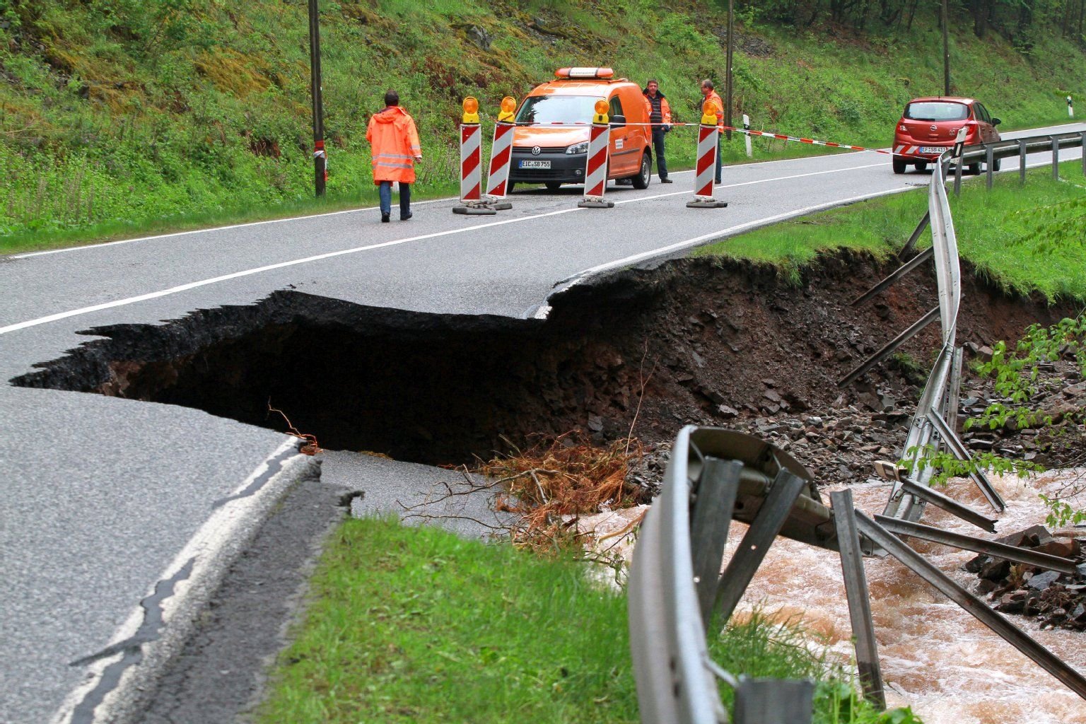 Mitarbeiter des Straßenamtes sichern die Bundesstraße 4 nördlich von Ilfeld im Harz. Nach einem Starkregen am Vortag ist ein Teil der Straße eingebrochen.