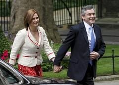 Der neue britische Premierminister Gordon Brown geht mit seiner Ehefrau Sarah in Richtung Downing Street Nr. 10. (Foto: dpa)