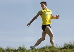 Thomas Dold, Treppen- und Rückwärtsläufer aus Steinach im Schwarzwälder Kinzigtal (Ortenaukreis), trainiert auf einem Hügel seines Heimatortes Rückwärtslaufen. (Foto: dpa)