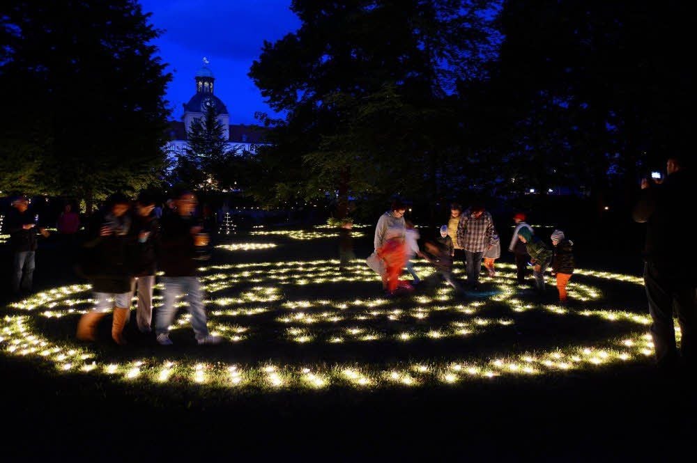 5 000 Teelichter und 400 Fackeln ließen den Schlosspark in einem einzigartigen Ambiente erstrahlen.