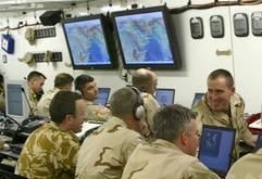 Ein US-amerikanischer (r.) und ein britischer (M) Soldat sprechen in der «vorgeschobenen Kommandozentrale» der US-Armee in Dohar miteinander. Von hier aus wird im Fall eines Krieges gegen den Irak der Befehl zum ersten Schuss kommen und auch der Befehl zur Feuereinstellung. (Archivfoto: dpa) (Foto: MZ)