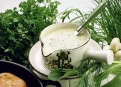 Mehr Geschmack für Soßen, Fleisch und Gemüse: Auch in Deutschland wächst die Lust am Experimentieren mit frischen Kräutern - allerdings sollten sowohl neue wie altbekannte Gewürze mit Fingerspitzengefühl dosiert werden. (Foto: dpa)