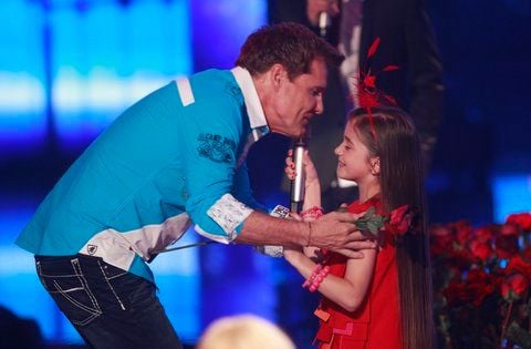 Die 10 Jahre alte Kandidatin Vanilla schenkt im MMC Fernsehstudio in Koeln bei der Aufzeichnung zur RTL-Fernsehshow «Deutschland sucht den Superstar - Kids» (DSDS Kids) dem Juroren Dieter Bohlen eine Rose. (FOTO: DAPD)