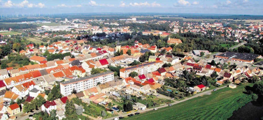Jessen liegt im östlichsten Zipfel von Sachsen-Anhalt. Zu den markanten Gebäuden der Stadt gehören die Sankt-Nikolai-Kirche und das Schloss.