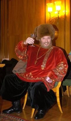 Wenn Ivan Rebroff am kommenden Montag (31.07.2006) seinen 75. Geburtstag feiert, wird er auch das Glas erheben, wie hier am Rande eines Auftritts bei der Russischen Botschaft in Berlin (Archivfoto vom 21. Januar 2004). (Foto: dpa)