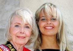 Margit Nünke (l), Miss Germany von 1955, und Antonia Schmitz (r), Miss Germany von 2005, stellen sich am Freitag (02.09.2005) im Europapark in Rust (Ortenaukreis) während des ersten «Miss Germany-Treffens» den Fotografen. (Foto: dpa)