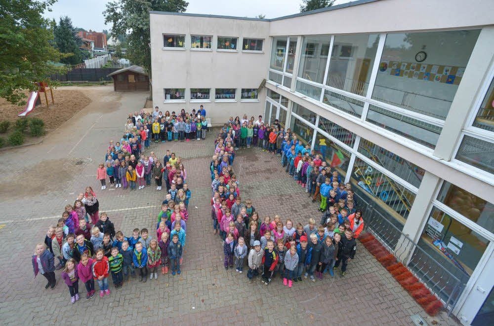 Keine leichte Aufgabe - 240 Mädchen und Jungen, so auf dem Schulhof zu platzieren, dass sie mit ihren Körpern eine 50 bilden. Eine noch schwerere Aufgabe - die Knirpse so lange bei Laune zu halten, bis der Fotograf den Überblick gewonnen und das Erinnerungs-Bild geschossen hat. In der Ratkeschule in Köthen, die dieser Tage 50 Jahre alt wird, gelang das Kunststück zum Jubiläum gestern Vormittag aber gut.