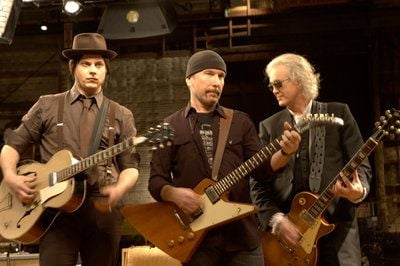 Objektbeschreibung Im Dokumentarfilm «It Might Get loud» stehen die E-Gitarristen Jack White von den White Stripes (l-r), The Edge (David Howell Evans) von U2 und Jimmy Page von Led Zeppelin gemeinsam im Probenraum (undatiertes Szenenfoto). Regisseur Davis Guggenheim hat die drei Musiker für den Kinofilm zu historischen Stätten der Rockmusik begleitet. Höhepunkt des Films ist eine gemeinsame Session der drei Rock-Legenden. (FOTO: DPA)