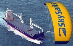 Die Fotomontage zeigt ein Schiff der Bremer Reederei Beluga Shipping mit dem Antriebssystem «SkySails». (Foto: ddp)