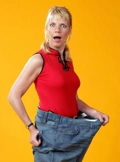 Cordula Stratmann, Comedystar der Schillerstraße, aufgenommen in Köln mit einer übergroßen Hose, die sie während ihrer Schwangerschaft als «Dicke» in der Sendung getragen hat. (Archivfoto vom 25.07.2006) (Foto: dpa)