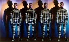 Archivbild vom November 1999 zeigt Kraftwerk-Roboter im Haus der Geschichte in Bonn, die als Androiden stellvertretend für die Musiker Ralf Hütter, Fritz Hilpert, Henning Schmitz und Florian Schneider den musikalischen Fortschritt symbolisieren Mit dem ersten Album nach mehr als zwölf Jahren will die Düsseldorfer Elektronikband Kraftwerk an alte Erfolge anknüpfen. Dabei schert sich das rheinische Quartett wenig um gängige Marketingmethoden und bringt "Tour de France - Soundtracks" am 4. August in die Läden, also über eine Woche nach dem Ende des wohl berühmtesten Radrennens der Welt, das in diesem Jahr seinen 100. Geburtstag feierte. (Foto: dpa)