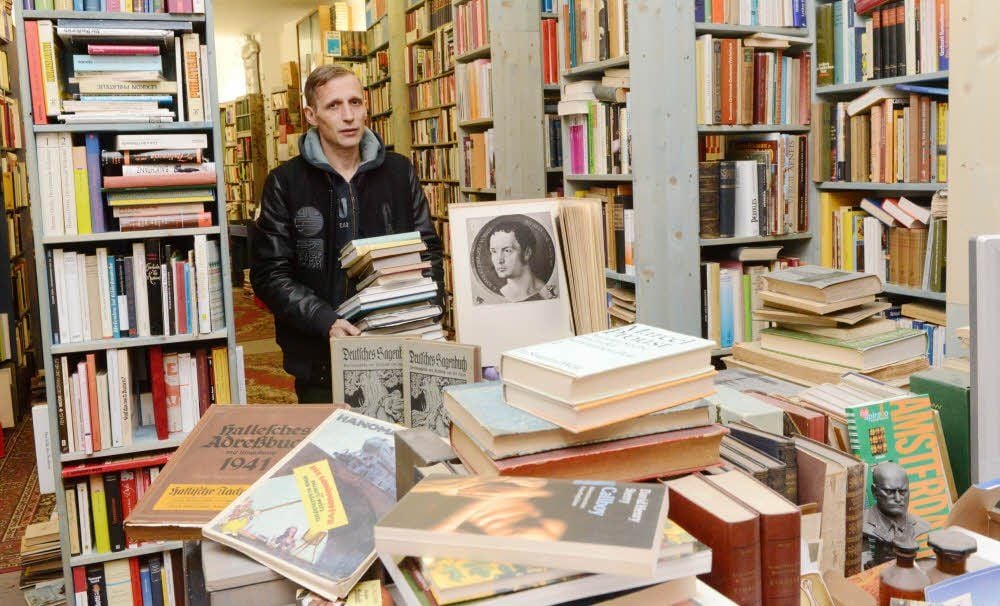 Per Jendrychik inmitten seiner Schätze. Sein „Modernes Antiquariat“ ist eins der letzten seiner Art.