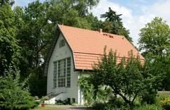 Blick auf die Rückseite des Brecht-Weigel-Hauses im brandenburgischen Buckow in der Märkischen Schweiz. (Foto: dpa)