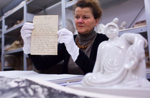 Herausgeberin Inge Tessenow zeigt am Freitag im Depot der Ernst Barlach Stiftung in Güstrow hinter der Porzellanfigur «Russische Bettlerin» einen Brief Ernst Barlachs an seine langjährige Lebensgefährtin Marga Böhmer. (FOTO: DPA)