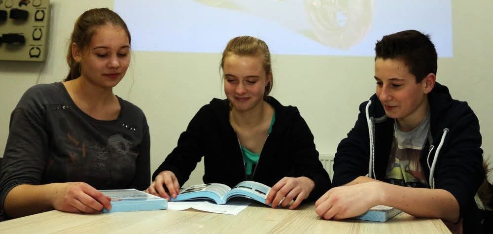 Zoe Siegmund, Lucy Schönburg und Alexander Sopart (v. l.) machen gerade den Mopedführerschein für 15-Jährige.