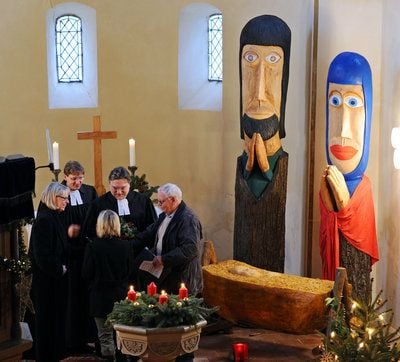 Neben der Weihnachtskrippe mit Deutschlands größten Figuren findet in der Feldsteinkirche in Polenzko (Sachsen-Anhalt) am Sonntag ein Adventsgottesdienst statt. (FOTO: DPA)