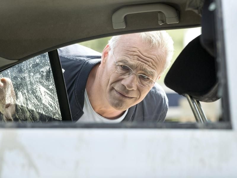 Kommissar Max Ballauf (Klaus J. Behrendt) blickt voller Skepsis in das Auto, das offenbar absichtlich versenkt worden war. Foto: Thomas Kost
