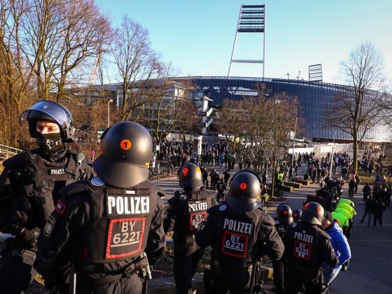 Die DFL hat im Streit um die Erstattung zusätzlicher Polizeikosten eine weitere juristische Niederlage hinnehmen müssen. Foto: Christian Charisius/dpa