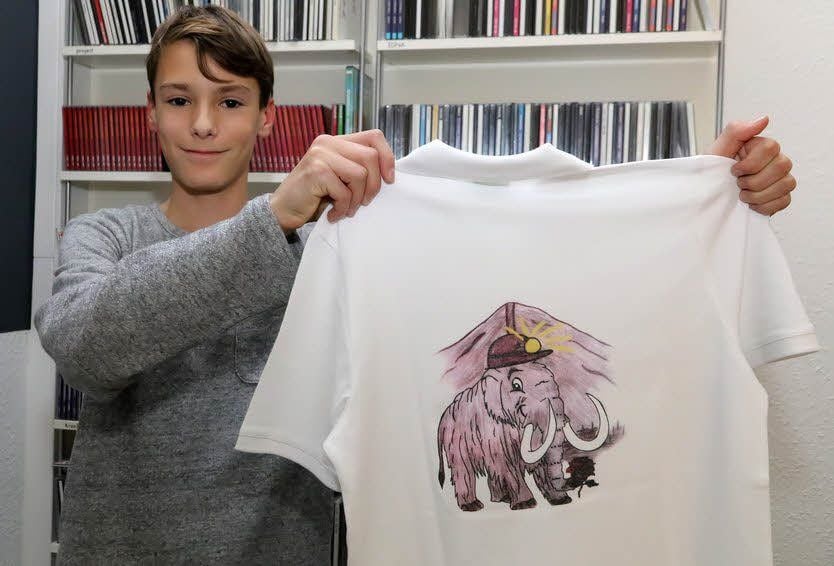 Das Motiv reichte Luca Trautmann beim Plakatwettbewerb zum Sachsen-Anhalt-Tage ein. Nun hat er es als T-Shirt geschenkt bekommen.