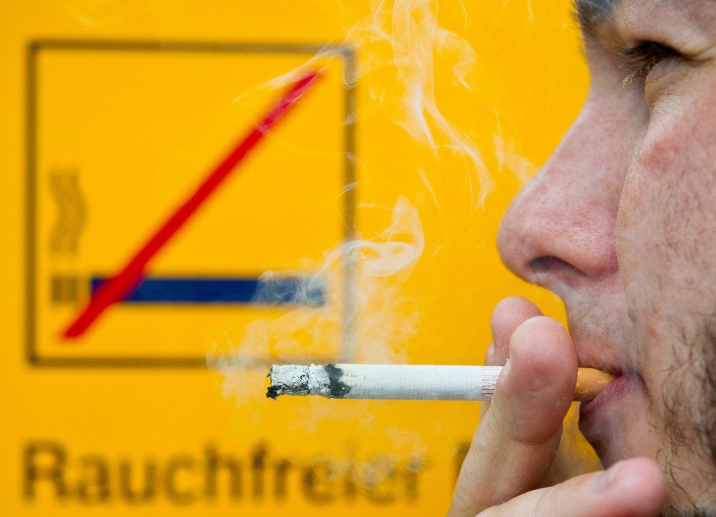 Rund 11 Prozent der deutschen Beschäftigten sind täglich Tabakrauch ausgesetzt.