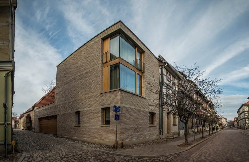 Einer der damals scheinbar hoffnungslosen Sanierungsfälle in Quedlinburg war das Haus 11/12 in der Breiten Straße unweit des Marktplatzes, das als Einzeldenkmal geschützt ist. Das Bild zeigt den Zustand nach der Sanierung.