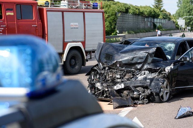 Der Unfall auf der B100 ereignete sich weniger Meter von der Kreuzung des Einkaufszentrums Peißen.