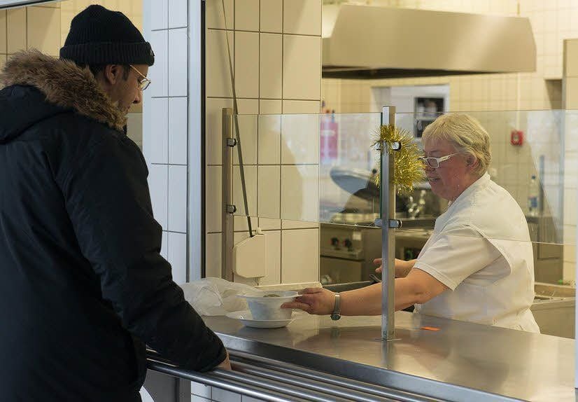 Essensausgabe in der Küche: Für die Mahlzeiten gibt es Marken, das Essen muss mitgenommen werden, weil es keinen Speiseraum gibt.