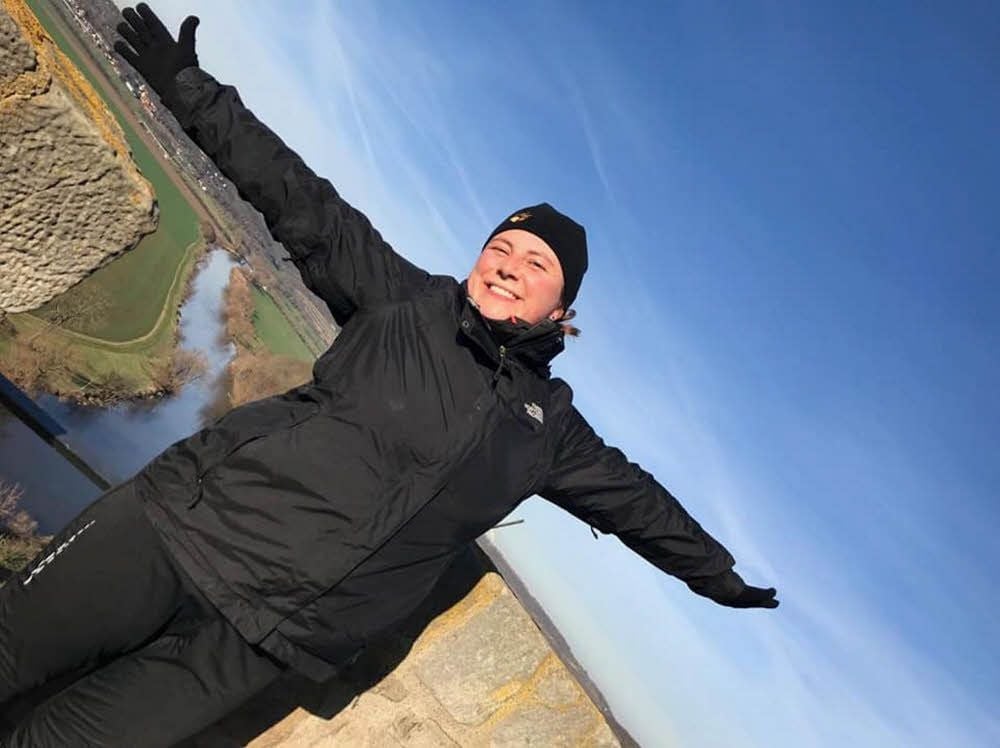 Mit dem Fahrrad nach Schönburg, zu Fuß die Treppen des Bergfrieds hoch: Kristin Walther genießt die Aussicht. 13 Aufgaben hat sie schon erledigt.
