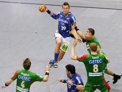 Handball, Bundesliga, Männer, 22.Spieltag, am Mittwoch (07.03.2007) in der Bördelandhalle in Magdeburg. Filip Jicha (M,oben) vom TBV Lemgo spielt den Ball über Oliver Roggisch (vl), Karol Bielecki und Bartosz Jurecki vom SC Magdeburg auf Michael Binder vom TBV Lemgo. (Foto: dpa)