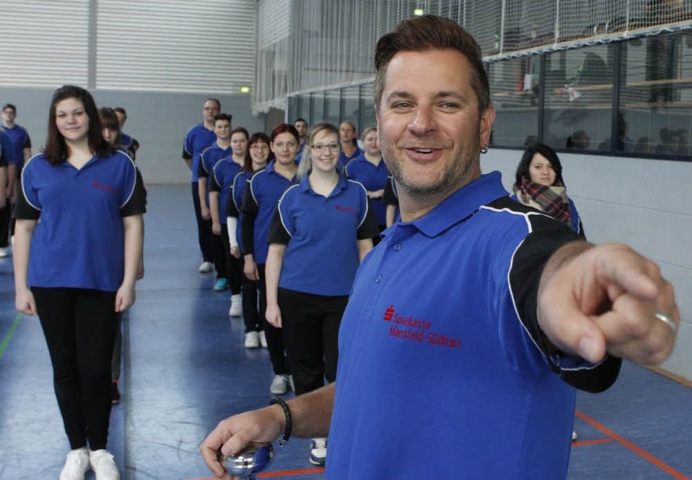 Stabführer Mathias Kaczmarek mit den Spielleuten des Hettstedter Spielmannszugs „Blau-Weiß“ beim Marschtraining in der Spangenberghalle in Mansfeld.