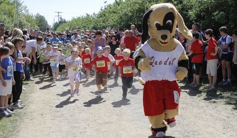 Der Quedel begleitete am Start die Jüngsten der Kindereinrichtungen beim Quedel-Lauf. (FOTO: CHRIS WOHLFELD)