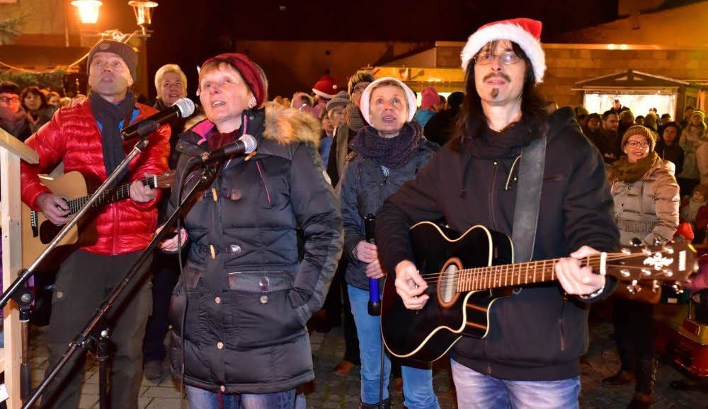 Wo andere nicht über die erste Strophe eines Weihnachtsliedes hinauskommen, schmettern in Hohenmölsen hunderte Besucher stundenlang Lieder zum Fest. Das Geheimnis: Die Texte werden an die Wand der Kirche projiziert. Fertig ist der größte Karaoke-Weihnachtschor der Region.