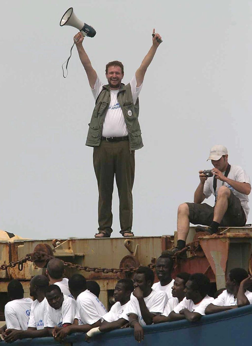 Dieses Bild aus dem Jahr 2004 machte Elias Bierdel bekannt: Der damalige „Cap Anamur“-Chef half bei der Rettung von afrikanischen Flüchtlingen vor der Küste Siziliens.