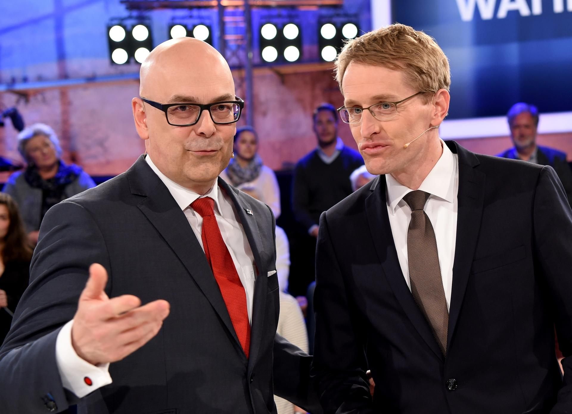 Die Spitzenkandidaten Torsten Albig (SPD, l) und Daniel Günther (CDU) am Rande einer TV-Debatte.