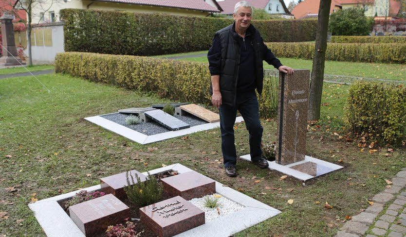 Steinmetzmeister Wolfram Zech stellte bereits im vergangenen Jahr verschiedene pflegeleichte Urnengrabgestaltungen vor.