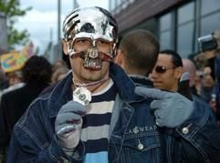 Der Berliner Rapper Sido posiert am Freitag (24. August 2004) in Köln auf dem Weg zur Comet-Preisverleihung für die Fotografen. (Foto: dpa)