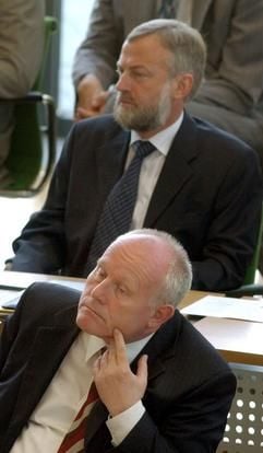 Der sächsische Innenminister Horst Rasch sitzt im Sächsischen Landtag hinter Ministerpräsident Georg Milbradt (beide CDU) (Foto: dpa)