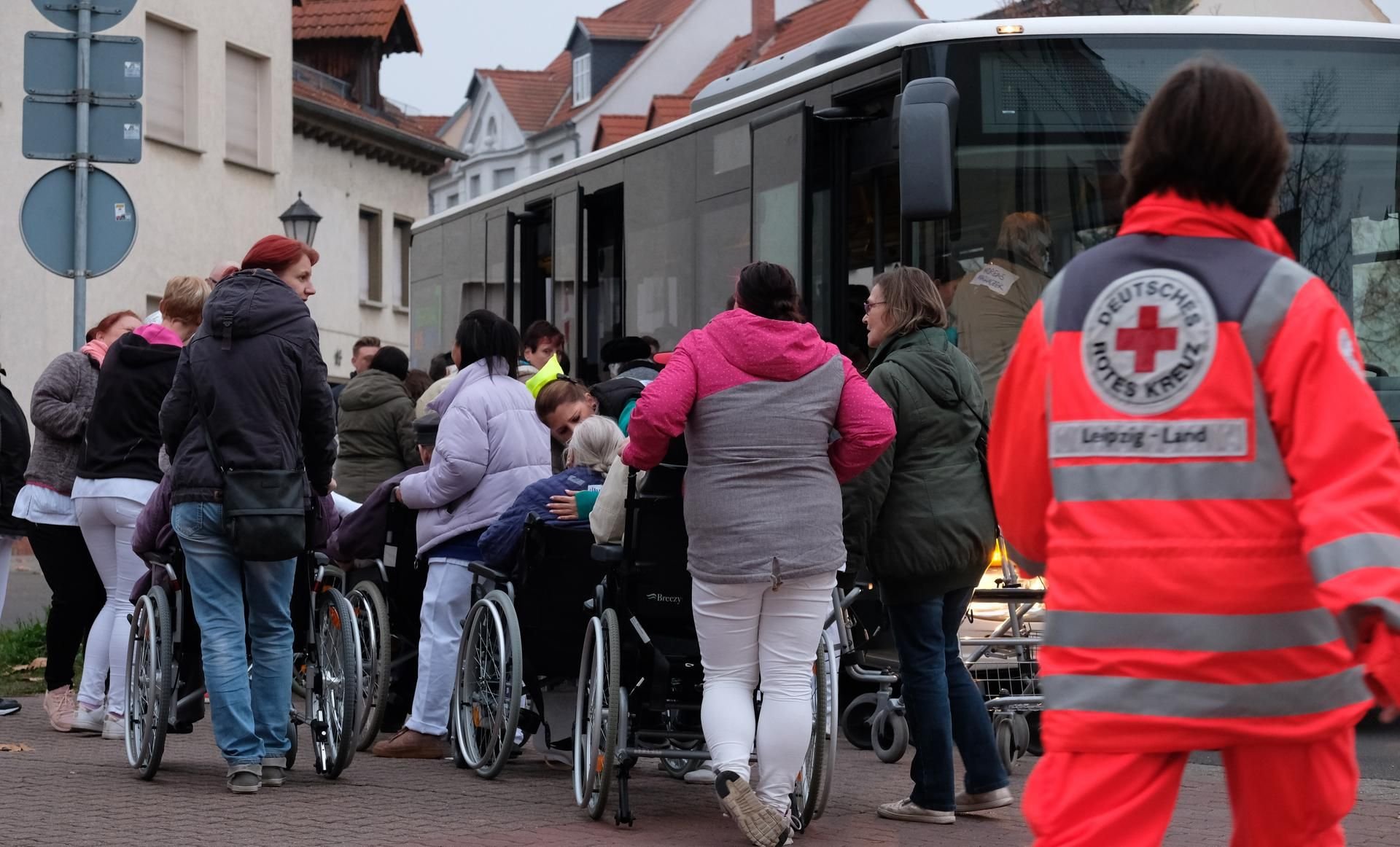 Bombenentschärfung in Zwenkau: Bewohner eines Altenheimes wurden von Helfern zu einem Bus gebracht.