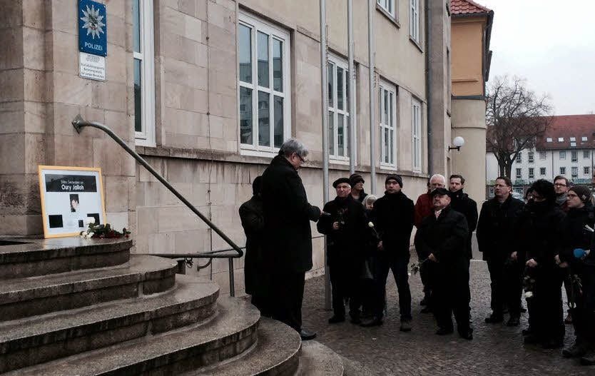 Oberbürgermeister Peter Kuras erinnert an der Treppe des Polizeireviers an Oury Jalloh.