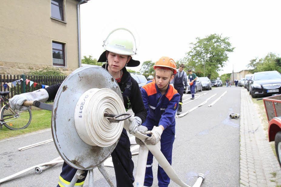 Christian Klingner und Patrick Mardas von der Feuerwehr Schnaudertal I beim Löschangriff.