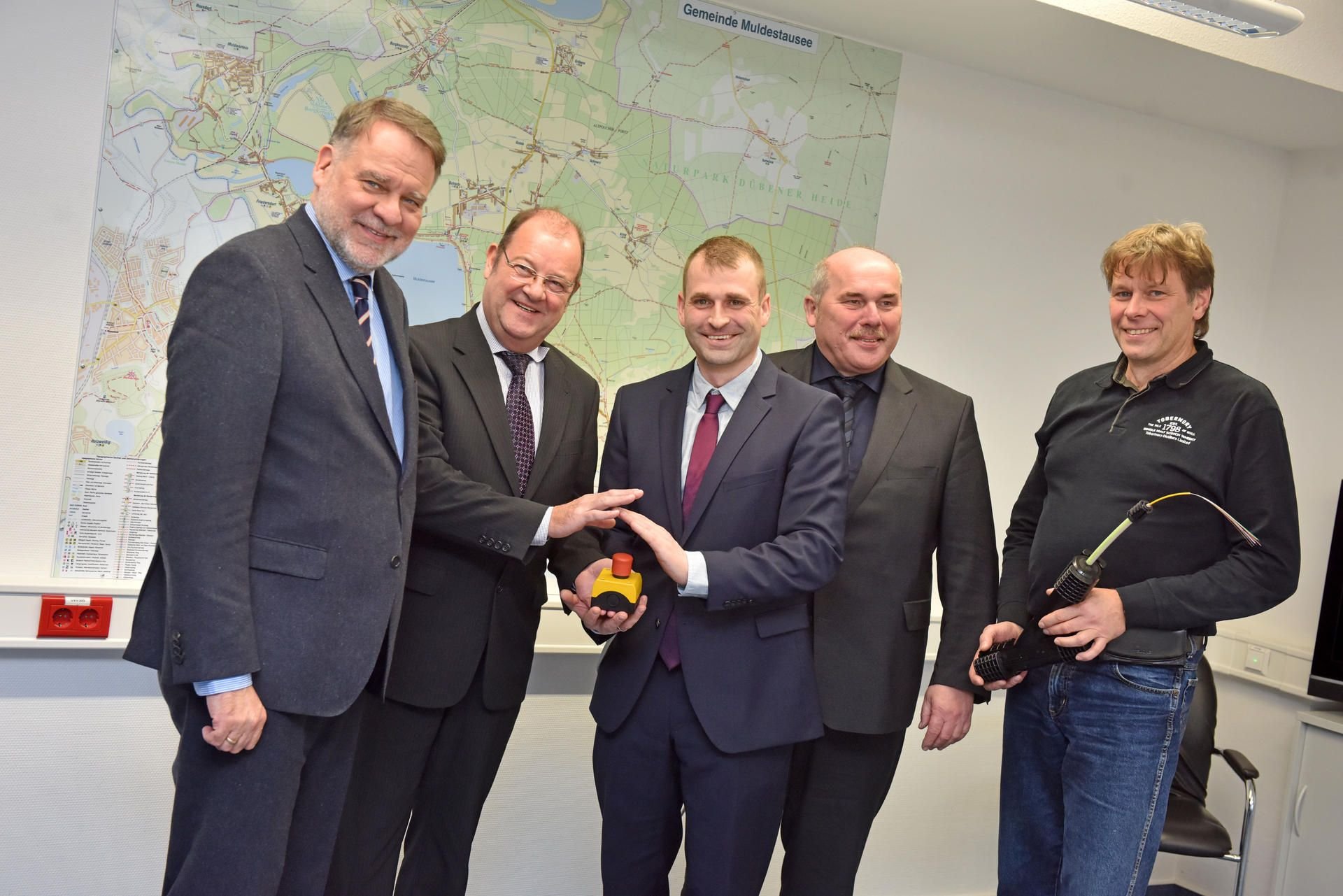 Rüdiger Kramer, Thomas Otto, Ferid Giebler, Joachim Fricke und Lutz Schneider (v.l.) bringen das schnelle Internet in Muldestausee auf den Weg.