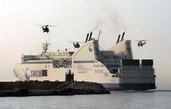 Von fünf Helikoptern aus landen Soldaten einer französischen Spezialeinheit auf der Mittelmeerfähre «Pascal Paoli» vor dem korsischen Hafen Bastia. (Foto: dpa)