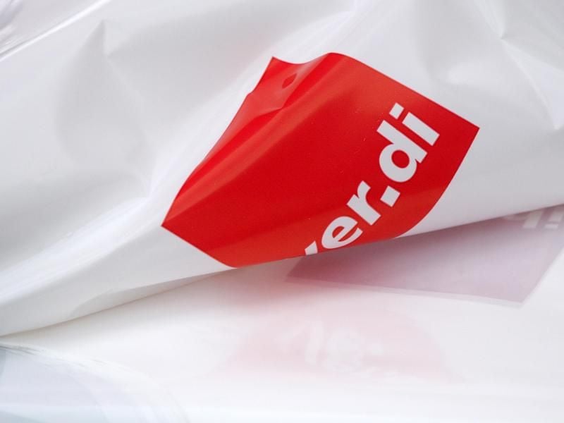 Plastikwesten mit der Logo der Gewerkschaft „Verdi”. Foto: Ralf Hirschberger/Archiv