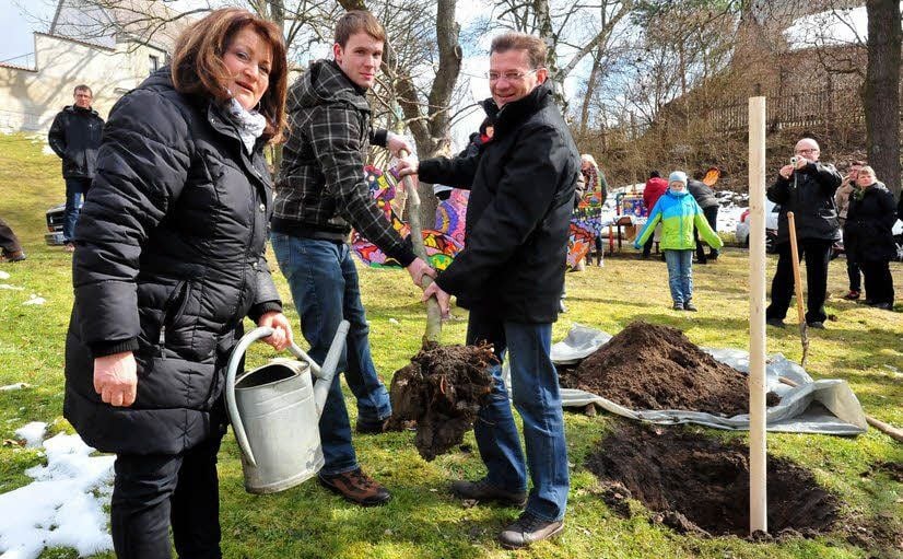 Adelheid Köhler pflanzte am Sonntag mit Jens Wojtyschak und Bertram Werner (von links) den Baum.