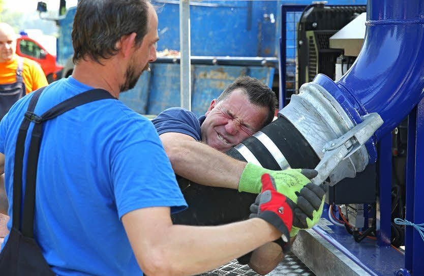 In Hohenweiden wurde am Mittwoch eine Hochleistungspumpe angeschlossen, die das Druckwasser aus dem Ort abführen soll.
