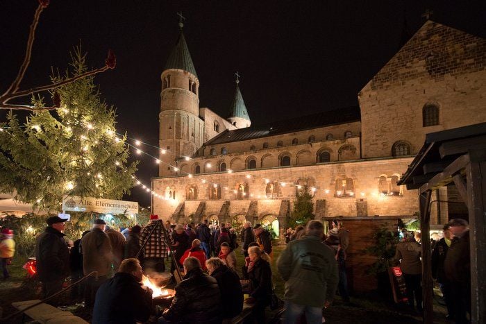 Gemütlich ging es im Stiftshof vor der Kulisse des alten Gotteshauses zu.