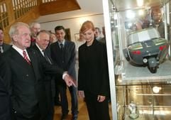 Johannes Rau (l.) und Wolfgang Böhmer(2.v.l.) mit Anne Grüngreiff (r.) vor Entwürfenjunger Designer aus Sachsen-Anhalt. (Foto:Manfred Neugebauer)